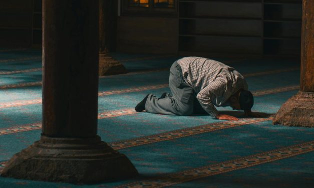 Jangan Lewatkan Sholat Taubat Sebelum Puasa, Ini Panduannya