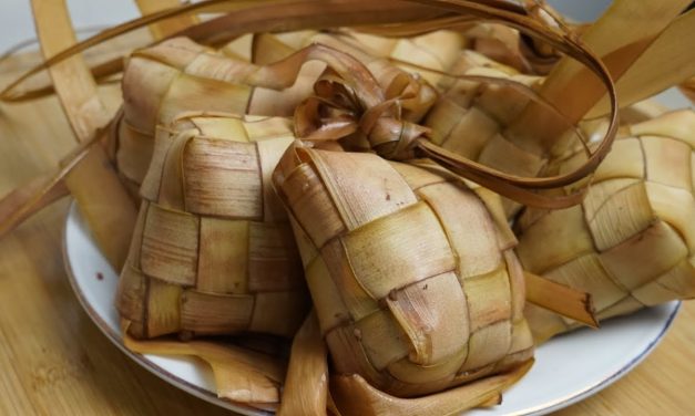 Cara Mudah Membuat Ketupat Enak, Gurih, Dan Tidak Cepat Basi