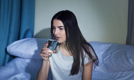 Manfaat Minum Air Putih Di Malam Hari Ternyata Sangat Bagus!