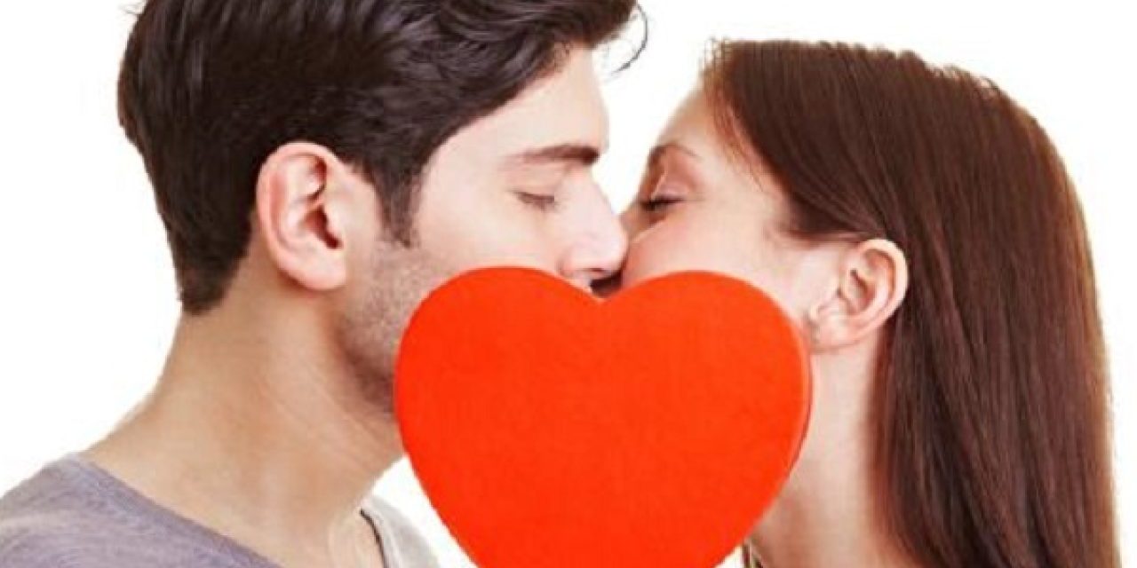 Manfaat Ciuman Bibir Akan Memunculkan Rasa Bahagia Loh!