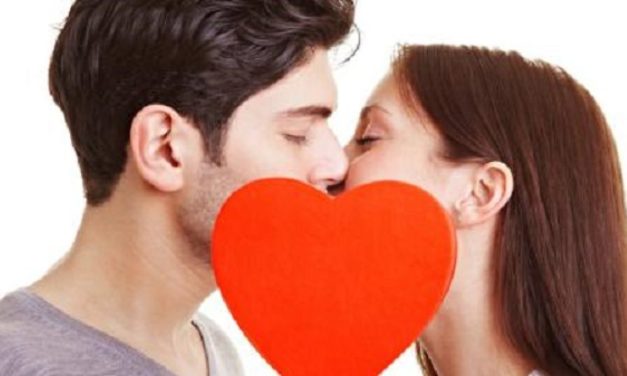 Manfaat Ciuman Bibir Akan Memunculkan Rasa Bahagia Loh!